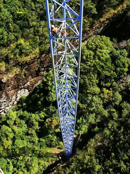 Operai che scalano palo di sostegno, Sky Bridge, isola di Langkawi — Foto Stock