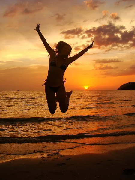 Silueta de mujer joven saltando al atardecer, isla Langkawi, Ma — Foto de Stock