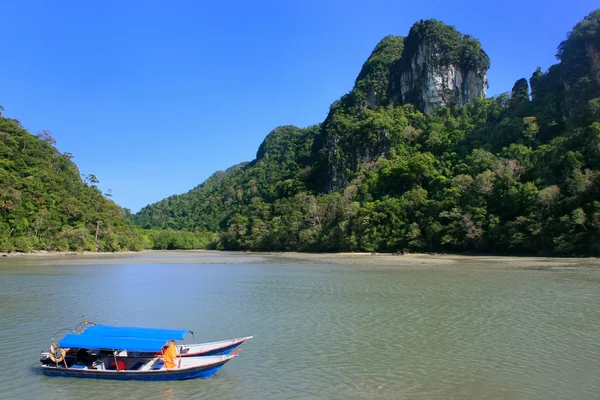 Tourist boats at Island of the Pregnant Maiden lake, Marble Geof — Stock Photo, Image