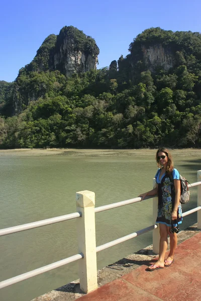 Turista in piedi sul molo, Isola della Vergine incinta lago — Foto Stock