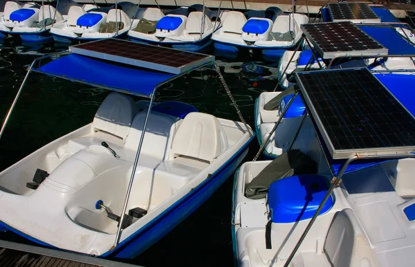 Tretboote mit Sonnenkollektoren am Schwangeren Jungfernsee, Marmor — Stockfoto