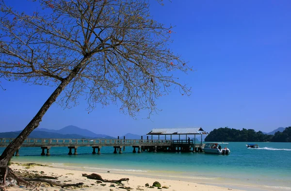 Spiaggia tropicale dell'isola, Marble Geoforest Park, Langkawi, Malesia — Foto Stock
