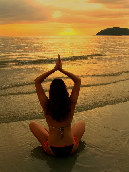 Young woman in bikini sitting on a beach at sunset, Langkawi isl — Stock Photo, Image