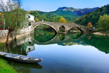 crnojevica Nehri, Karadağ yansıyan kemerli köprü