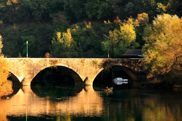 Pont voûté réfléchi dans la rivière Crnojevica, Monténégro — Photo