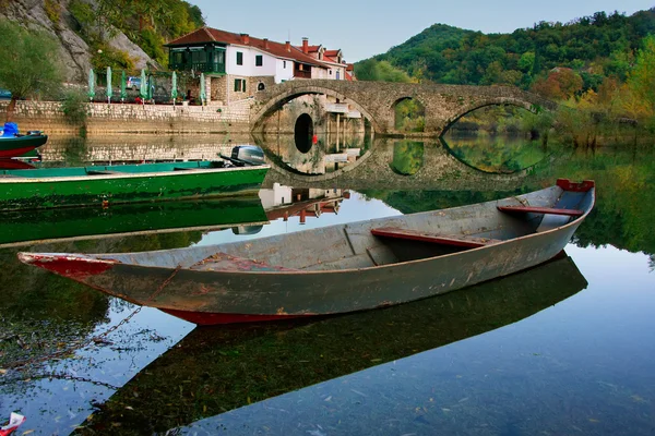 Boten op de crnojevica rivier, montenegro — Stockfoto