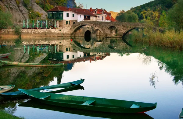 Boten op de crnojevica rivier, montenegro — Stockfoto