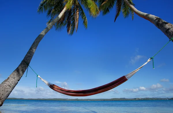 Hamaca colorida entre palmeras, isla de Ofu, grupo de Vavau, a —  Fotos de Stock
