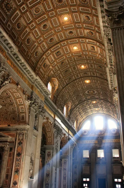 Interior de la Basílica de San Pedro con rayos crepusculares, Vaticano — Foto de Stock
