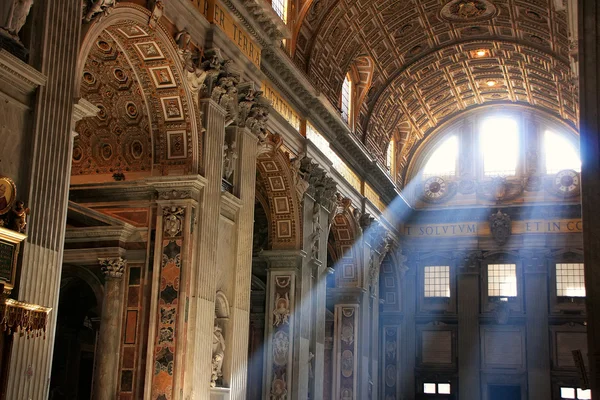 室内圣彼得斯与曙，梵蒂冈大教堂 — 图库照片