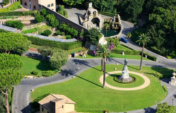 Luchtfoto van de Vaticaanse tuinen van st peter basiliek, rome, ita — Stockfoto