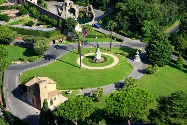 Luchtfoto van de Vaticaanse tuinen van st peter basiliek, rome, ita — Stockfoto