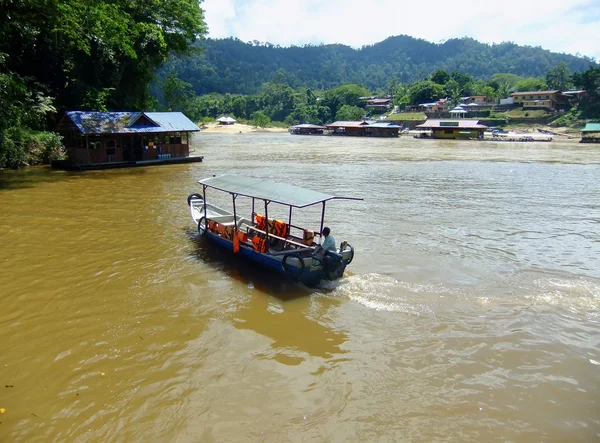 Turist båt på floden tembeling, taman negara nationalpark, mal — Stockfoto