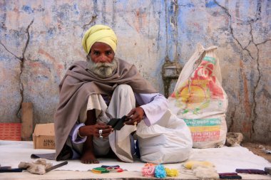 pushkar, Hindistan sokakta oturan Hintli adam