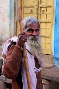 Hintli adam pushkar, Hindistan sokakta yürürken