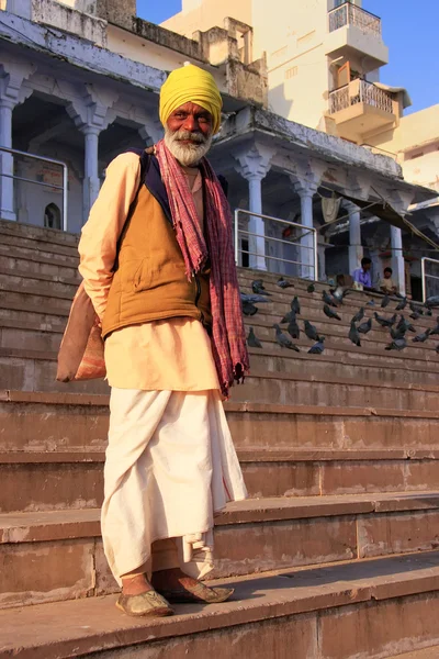 Homem indiano caminhando perto do lago sagrado, Pushkar, Índia — Fotografia de Stock