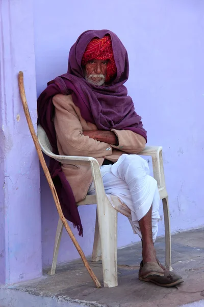 Hombre indio sentado en la calle de Pushkar, India — Foto de Stock