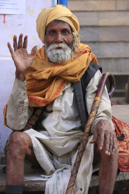 pushkar, Hindistan sokakta oturan Hintli adam