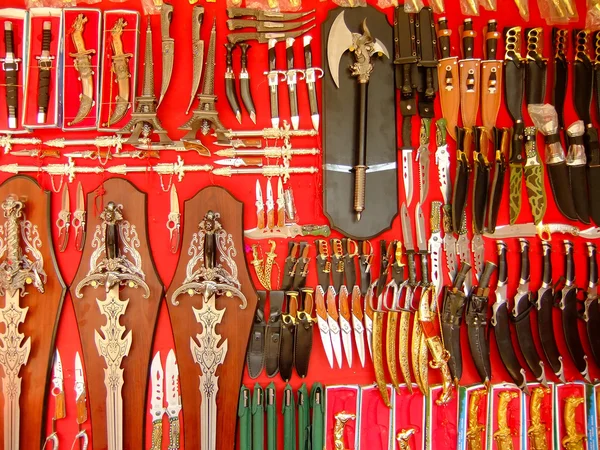 Exibição de armas no mercado de rua, Pushkar, Índia — Fotografia de Stock