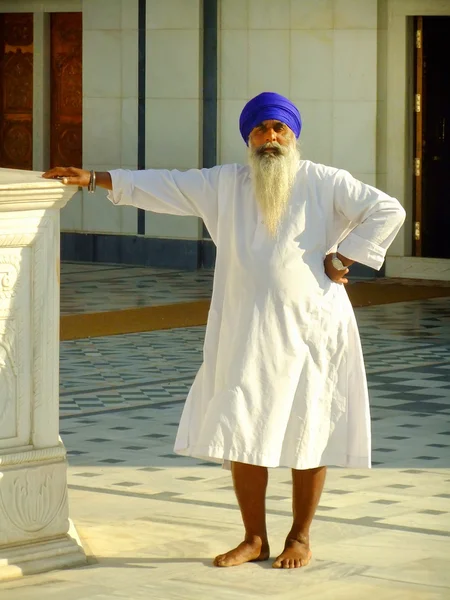 Homem indiano em pé no templo de Gurudwara, Pushkar, Índia — Fotografia de Stock