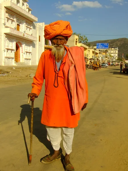 Uomo indiano che cammina per la strada di Pushkar, India — Foto Stock