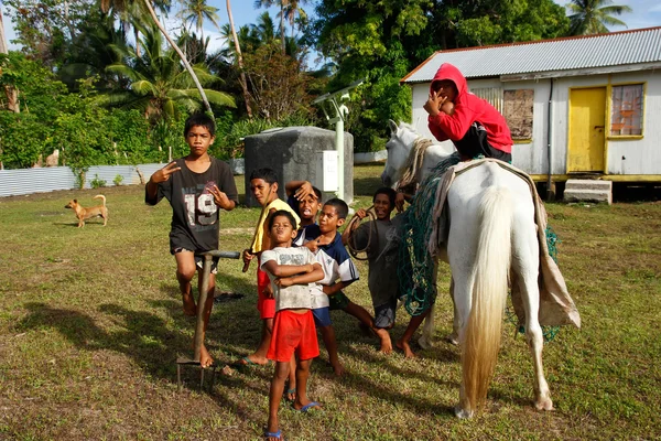 Chicos locales posando en la isla de Ofu, Tonga — Foto de Stock