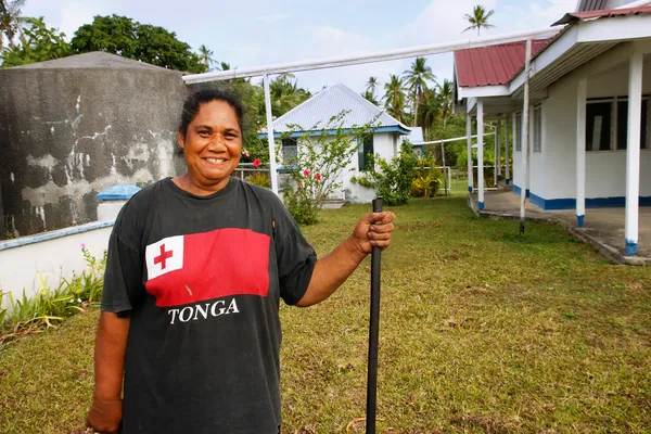 Lokale vrouw schoonmaak kerk werf, ofu eiland, tonga — Stockfoto