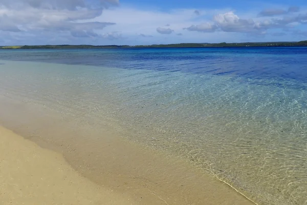 Sandstrand och klart vatten, Ofu island, Tonga — Stockfoto