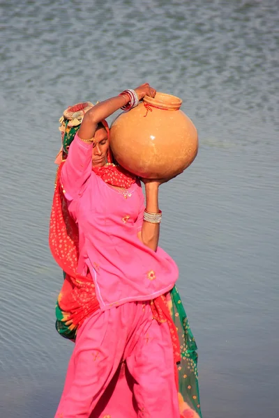 Donna locale che trasporta barattolo con acqua, villaggio Khichan, India — Foto Stock