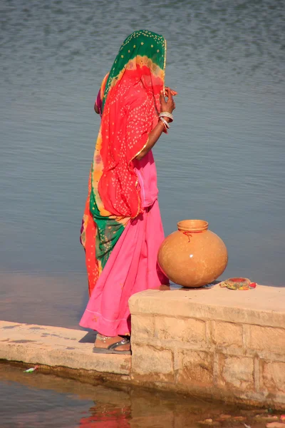 Mujer local que recibe agua del embalse, aldea Khichan, India —  Fotos de Stock