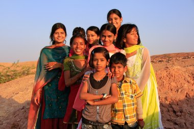 Grup yerel çocuklar oynarken su deposu, khichan villag