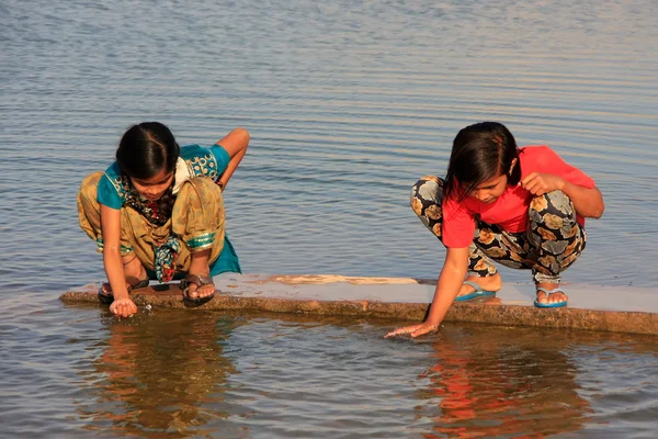 Místní děti pití z vodní nádrže, vesnice khichan, Indie — Stock fotografie