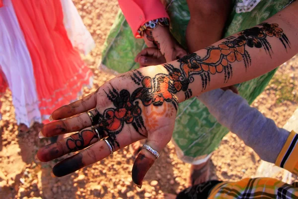 Chica local mostrando pintura de henna, Khichan aldea, India —  Fotos de Stock