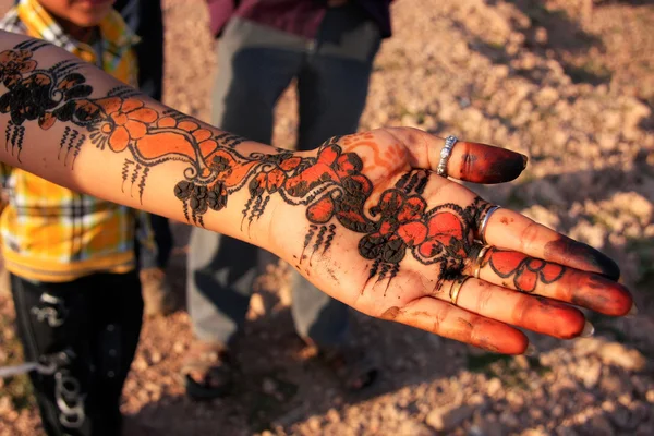 Lokales Mädchen mit Henna-Malerei, Khichan-Dorf, Indien — Stockfoto