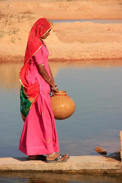 Mujer local que recibe agua del embalse, aldea Khichan, India — Foto de Stock