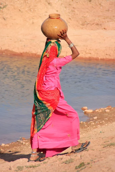 Local woman carrying jar with water on her head, Khichan village — Stock Photo, Image