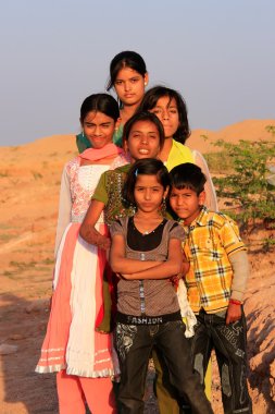 Grup yerel çocuklar oynarken su deposu, khichan villag