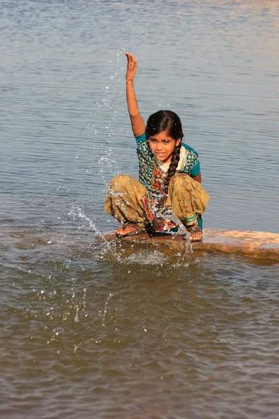 Local girl playing near water reservoir, Khichan village, India — Stock Photo, Image