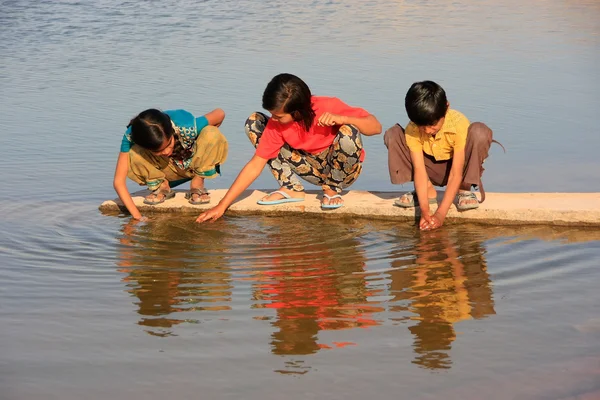 Crianças locais bebendo de reservatório de água, aldeia de Khichan, Índia — Fotografia de Stock