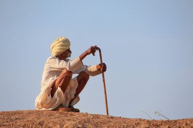 Yerel adam oturan bir tepe, khichan Köyü, Hindistan