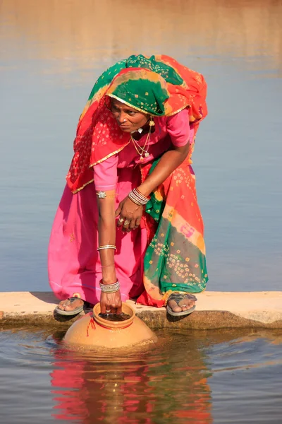 Donna locale che riceve acqua dal serbatoio, villaggio di Khichan, India — Foto Stock