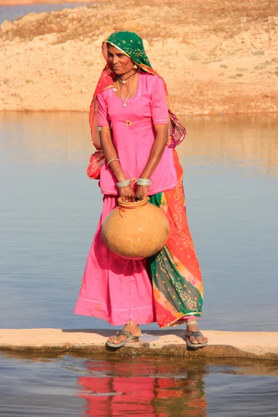 Donna locale che riceve acqua dal serbatoio, villaggio di Khichan, India — Foto Stock