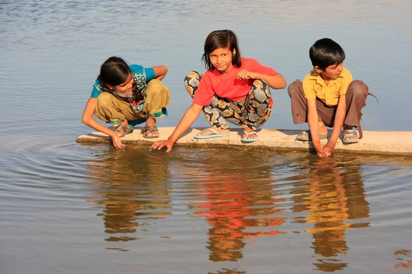 Local kids drinking from water reservoir, Khichan village, India — Stock Photo, Image