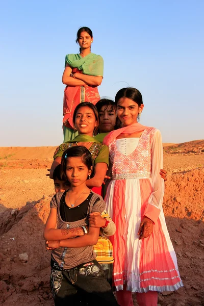 Groupe d'enfants locaux jouant près du réservoir d'eau, village de Khichan — Photo