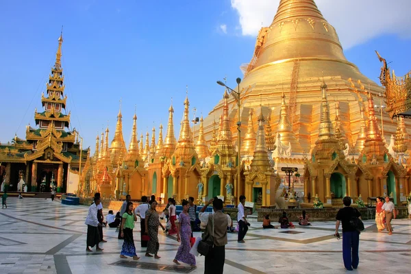 Poutníci procházky kolem chrámů shwedagon pagoda komplex, yan — Stock fotografie