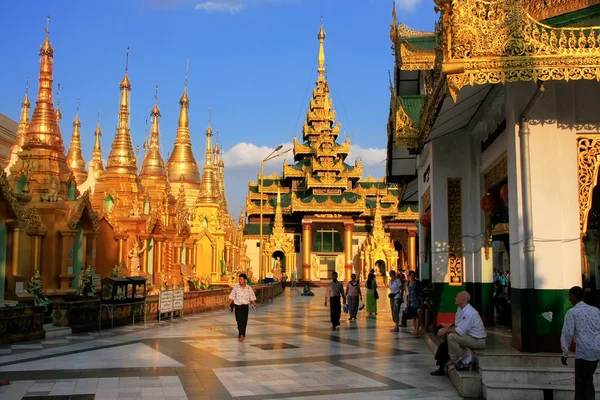 Hacılar shwedagon pagoda karmaşık, yan tapınaklar yürüyüş — Stok fotoğraf