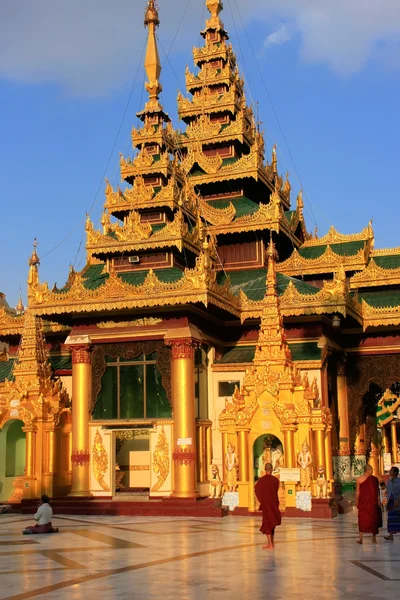 Peregrinos caminando por el complejo de templos de la pagoda Shwedagon, Yan — Foto de Stock