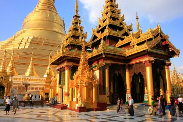 Pilgrims walking around Temples of Shwedagon Pagoda complex, Yan — Stock Photo, Image