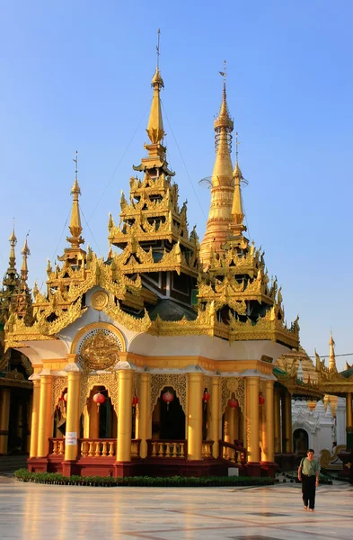 Tempels van shwedagon pagoda complex, yangon, myanmar — Stockfoto