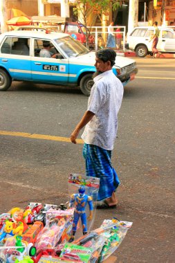 geleneksel kıyafet yangon meşgul sokaklarda yürüyen adam, 